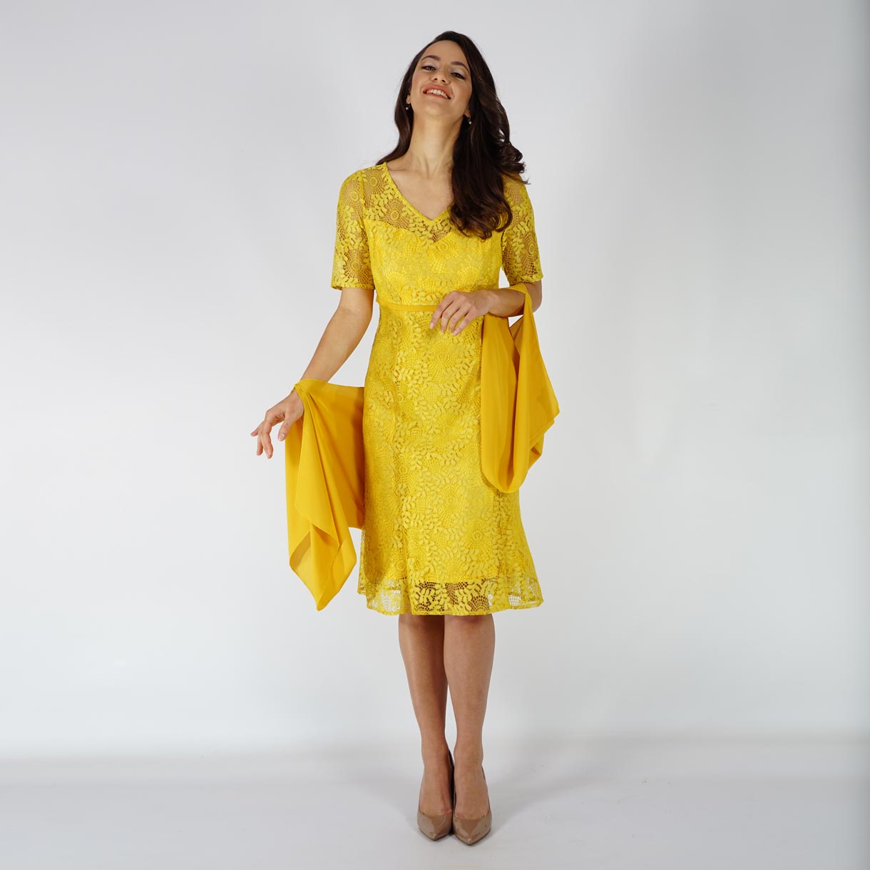 Официална дантелена жълта дамска рокля с къс ръкав 20724