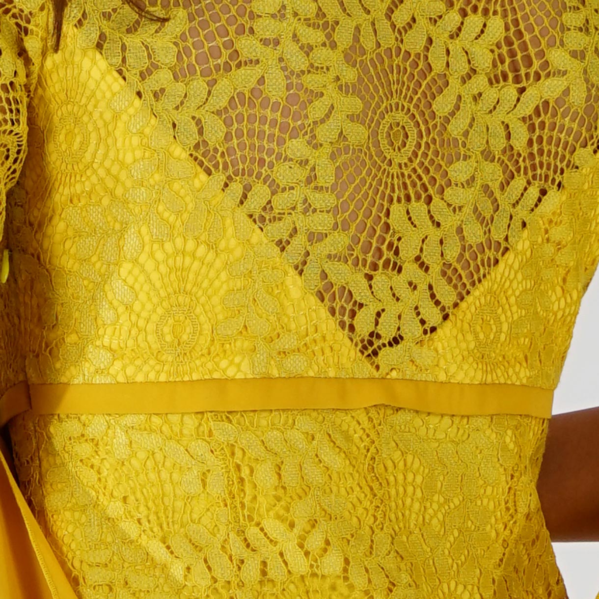 Официална дантелена жълта дамска рокля с къс ръкав 20724
