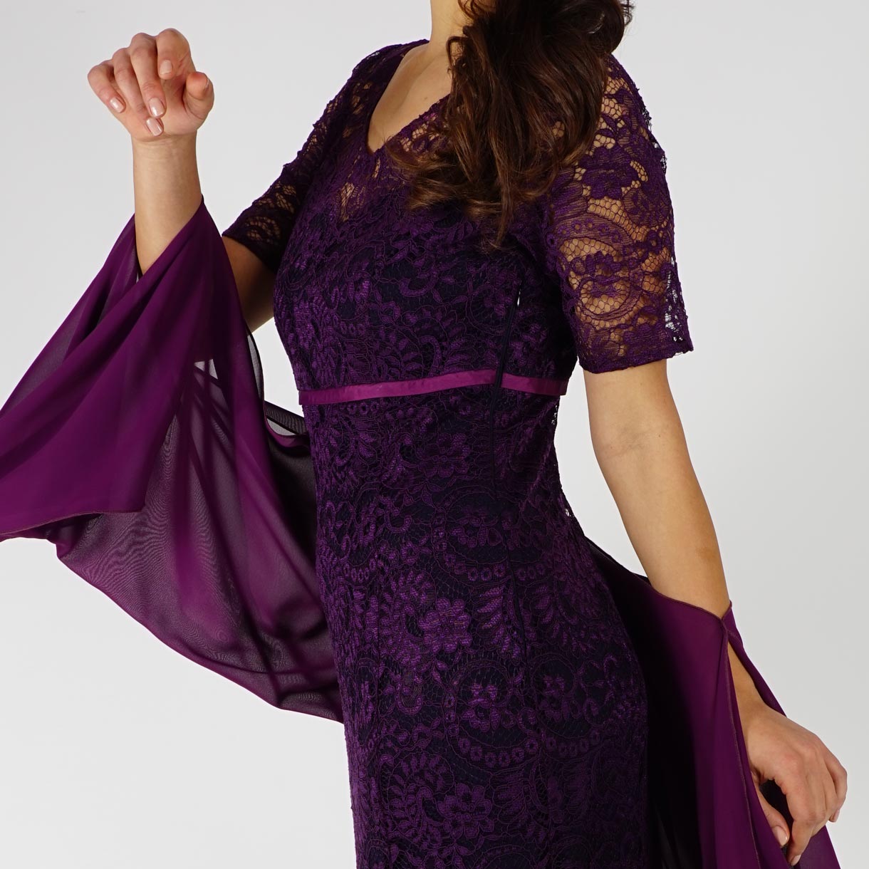 Официална дълга дантелена тъмно лилава дамска рокля с къс ръкав 20722