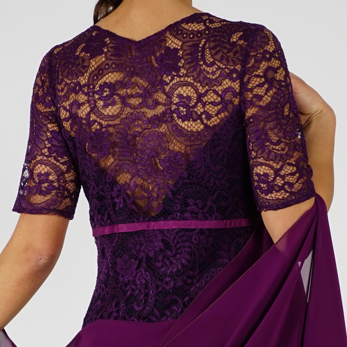 Официална дълга дантелена тъмно лилава дамска рокля с къс ръкав 20722