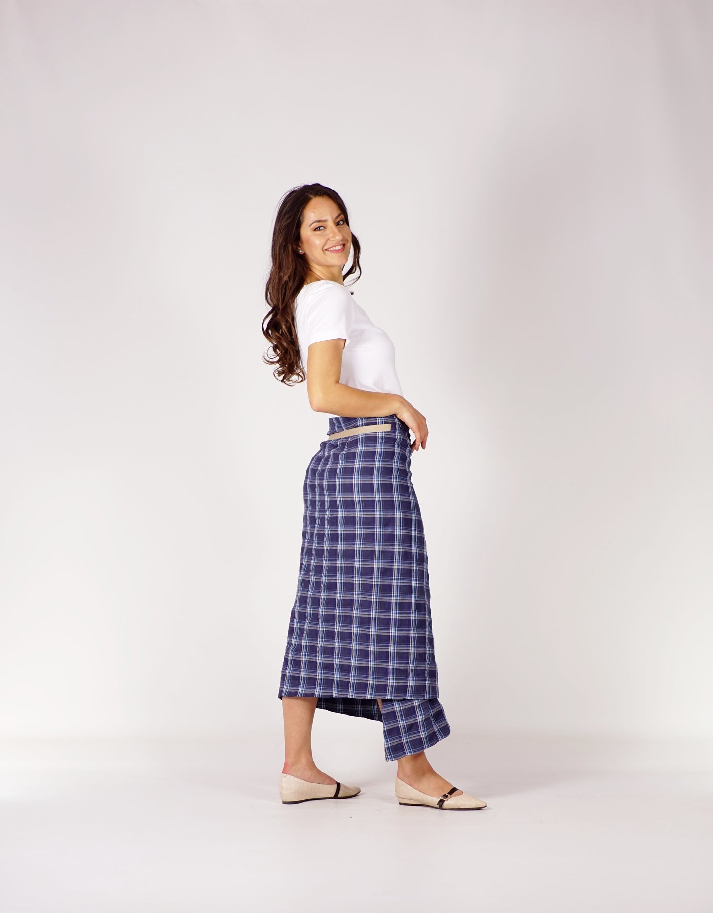 Пола дамска дълга асиметрична на каре в синьо и бяло 40375