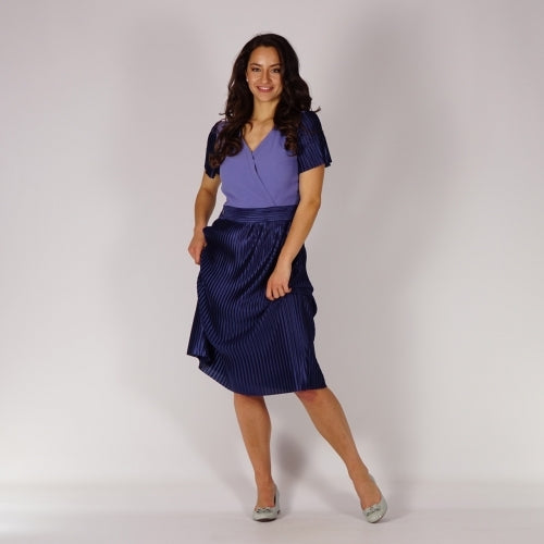 Официална дамска рокля от тъмно син солей и жоржет цвят лавандула 20749